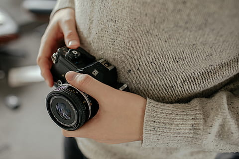 Fotografas, fotoaparatas - fotografijos įranga, realūs žmonės, ūkyje, fotografijos temos, žmogaus ranka, žmogaus kūno dalis, Iš arti, ranka, vienas asmuo, fotografijos įranga, sutelkti dėmesį į naujas žinias, technologijos, midsection, dieną, veikla, patalpose, fotografavimas, kamera, skaitmeninė kamera, SLR kamera, 5K, CC0, Viešasis domenas, nemokamai