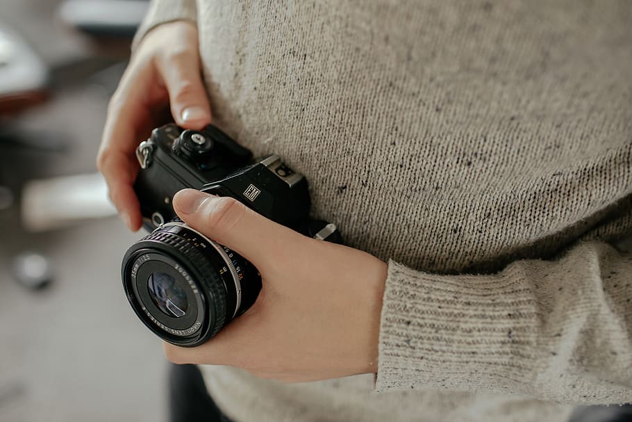 Fotografas, fotoaparatas - fotografijos įranga, realūs žmonės, ūkyje, fotografijos temos, žmogaus ranka, žmogaus kūno dalis, Iš arti, ranka, vienas asmuo, fotografijos įranga, sutelkti dėmesį į naujas žinias, technologijos, midsection, dieną, veikla, patalpose, fotografavimas, kamera, skaitmeninė kamera, SLR kamera, 5K