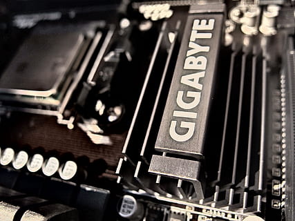 carte mère noire gigaoctet, condensateurs, CPU, dispositif, électronique, gigaoctet, dissipateur de chaleur, métal, carte mère, processeur, acier, La technologie, la communication, fermer, personne, nombre, à l'intérieur, texte, lien, mise au point sélective, machine à écrire, partie informatique, équipement, arrière-plans, machinerie, ordinateur, plein cadre, style rétro, équipement informatique, Industrie électronique, 4K, CC0, domaine public, libre de droits