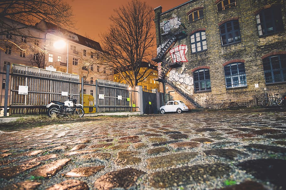Alemanya, Berlín, baixar, baix, pedra, magatzem, taronja, vagar, cotxe petit, escapar, humanitat, berliner, dingy, paisatge urbà, moto, grungy, grunge, urbà, exterior de l'edifici, arquitectura, estructura construïda, edifici, arbre, ciutat, barri residencial, carrer, transport, arbre nu, cap gent, vehicle terrestre, manera de transport, naturalesa, planta, casa, finestra, estacionari, automòbil, llambordes, 5K