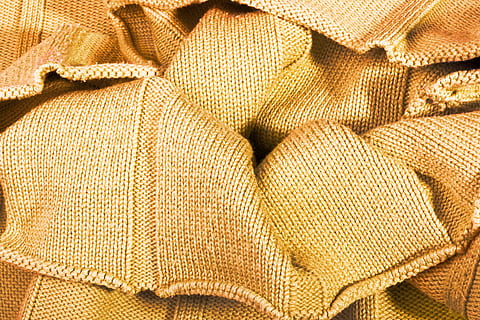 tło, kurtka, zbliżenie, płótno, ubranie, odzież, kolor, bawełna, projekt, elegancja, elegancki, tkanina, moda, szary, golf, materiał, wzór, w paski, styl, powierzchnia, sweter, , włókienniczy, pełna ramka, tła, żadnych ludzi, wewnątrz, martwa natura, wysoki kąt widzenia, teksturowane, worek, wełna, koc, duża grupa obiektów, Bezpośrednio powyżej, przemysł włókienniczy, 2K, CC0, domena publiczna, darmowe zdjęcia