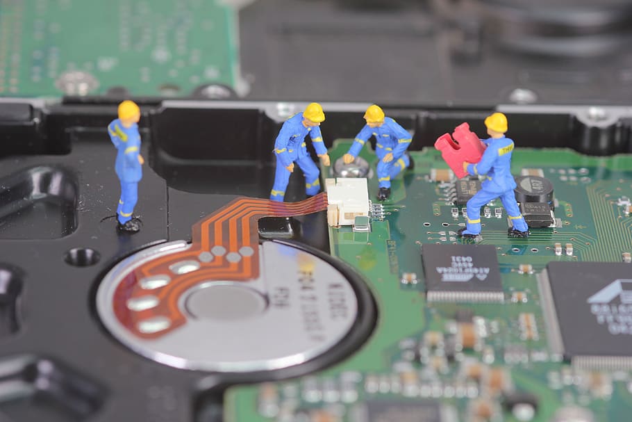 Computer, Festplatte, Miniaturfiguren, Mikrochip, Technologie, Elektronik, hdd, ide, sata, Datenspeicher, Speichermedium, Mechaniker, lüttje lüüd, Arbeitskräfte, Schutzkleidung, Arbeitskleidung, Techniker, Handwerker, Maschine, Reparatur, Instandhaltung, Arbeit, Sicherheit, Antriebswelle, rostig, alt, Miniaturfigur, Modelleisenbahn Figur, Spielzeuge, Miniatur, Kunst, kreativ, klein, kleiner Mann, Figur, Milbe, Modellbau Figur, humorvoll, lustig, h0, 1 87, lüttje, Tafel, Chip, Hardware-, pc, Darstellung, menschliche Darstellung, drinnen, männliche Ähnlichkeit, Nahansicht, keine Leute, Stillleben, Kommunikation, Kreativität, mehrfarbig, Spielzeug, Tabelle, Text, selektiver Fokus, Fokus auf den Vordergrund, Transportmittel, High Angle View, große gruppe von gegenständen, Freizeitspiele, 5K