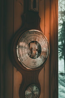braun, Pendeluhr, Wand, die Architektur, Turm, Glockenturm, Gebäude, Armbanduhr, Rahmen, Uhr, Analoge Uhr, Kugel, Wanduhr, Radio, Kompass, Spur, Regal, Wecker, Digitaluhr, Gurt, Kleiderablage, Couch, Möbel, Richtigkeit, Nahansicht, Holz - Material, keine Leute, Messinstrument, Nummer, Tag, Fokus auf den Vordergrund, drinnen, Kreis, Kommunikation, Zeit, gestalten, einzelnes Objekt, Geometrische Figur, Navigationskompass, 5K, CC0, gemeinfrei, lizenzfrei