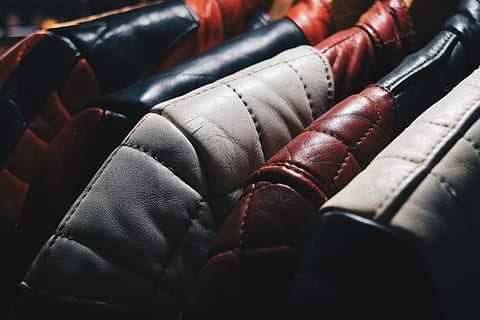 frische Lederjacken, drinnen, keine Leute, Kleidung, Wahl, Variation, Stillleben, Nahansicht, Geschäft, Leder, rot, Textil-, große gruppe von gegenständen, Mode, Verkauf, selektiver Fokus, Hintergründe, Vollbild, schwarze Farbe, in einer Reihe, Unternehmensfinanzierung und Industrie, Herrenbekleidung, Luxus, 5K, CC0, gemeinfrei, lizenzfrei