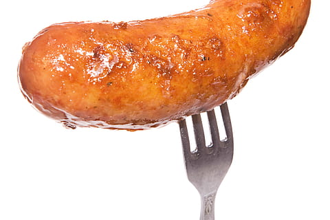 griglia, , forchetta, bratwurst, bianca, cibo, bbq, carne, cucinato, studio, oggetto, isolato, salsiccia, pasto, caldo, barbecue, acciaio, fritte, Grasso, malsano, preparato, posate, arrostito, Maiale, giunca, avvicinamento, macro, cena, mangiare, gastronomia, nutriente, inossidabile, caloria, ingrediente, sentiero, nutrizione, banger, derrata alimentare, rebbio, Prodotto, veloce, cibo e bevande, utensile da cucina, freschezza, girato in studio, pronto a mangiare, in casa, sfondo bianco, ritagliare, nessuno, natura morta, mangiare sano, benessere, spuntino, color argento, carne bianca, 2K, CC0, dominio pubblico, privo di copyright