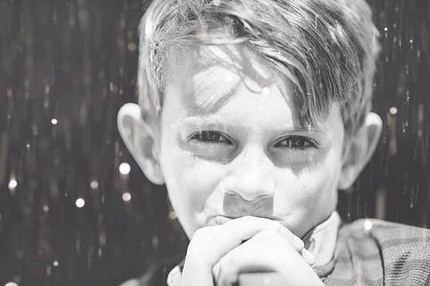 scuola elementare, scuola, pensiero, pioggia, ragazzo, colpo alla testa, ritratto, una persona, bambino, infanzia, avvicinamento, persone reali, concentrarsi sulle conoscenze acquisite, stili di vita, vista frontale, maschi, uomini, donne, attività di svago, guardando lontano, femmine, parte del corpo, volto umano, innocenza, 4K, CC0, dominio pubblico, privo di copyright
