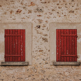 otturatore, tapparelle, rosso, piazza, minimalista, estate, parete, segno di muro, porte, architettura, caratteristica della parete, vecchio, legno - materiale, finestra, porta, chiuso, vecchio stile, culture, esterno dell'edificio, sfondi, facciata, in stile retrò, Casa, struttura costruita, sporco, nessuno, all'aperto, Entrata, intemperie, modello, rustico, Marrone, cancello, strutturato, storia, 2K, CC0, dominio pubblico, privo di copyright