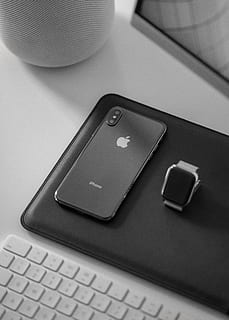 Platz, grau, iphone x, Hardware-, Computer, Computerhardware, Computer Tastatur, Tastatur, Elektronik, Telefon, Mobiltelefon, Handy, sehen, Weiß, schwarz, einfarbig, Schwarz und weiß, Produkt, Schatten, iphone, Adapter, Redner, Technologie, kabellose Technologie, Kommunikation, Verbindung, Tabelle, tragbares Informationsgerät, Smartphone, Nahansicht, Stillleben, keine Leute, drinnen, Computerausrüstung, Laptop, Bildschirm, Portabilität, High Angle View, Druckknopf, 4K, CC0, gemeinfrei, lizenzfrei