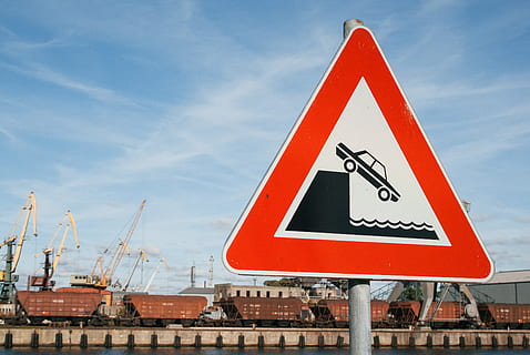 Flussufer voraus, Auto, Vorsicht, Achtung, Richtung, Ende, verboten, Information, Grenze, Nein, Hafen, Post, rot, Straße, Route, Zeichen, Signal, Geschwindigkeit, halt, Symbol, der Verkehr, Zug, Transport, Dreieck, Fahrzeug, Warnung, Wasser, Weg, Kommunikation, Dreieck Form, Straßenschild, Himmel, gestalten, Warnschild, Stadt, die Architektur, Natur, wolke - himmel, Sicherheit, Tag, Industrie, Maschinen, Baugewerbe, Beratung, keine Leute, draußen, Baumaschinen, 2K, CC0, gemeinfrei, lizenzfrei