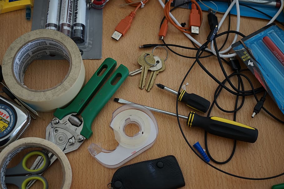 maquinari, eines, escombraries, bricolatge, vista d’angle alt, a l'interior, taula, material de fusta, natura morta, gran grup d'objectes, cap gent, elecció, equipament, variació, tecnologia, tisores, taller, cable, desordenat, connexió, eina de treball, fet per l'home, música, objectes fets per l’home, 4K