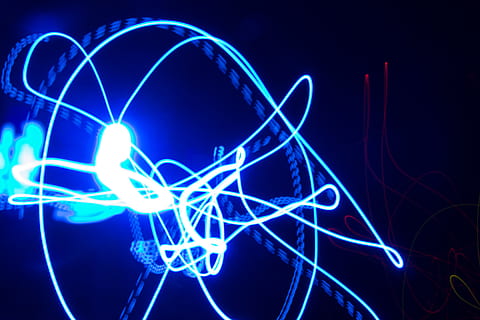 Licht, Technologie, Verbindung, abstrakt, Blau, beleuchtet, Daten, Bewegung, glühend, keine Leute, kabellose Technologie, Nacht-, Licht - natürliches Phänomen, Kommunikation, futuristisch, Muster, schwarzer Hintergrund, Internet, Langzeitbelichtung, Studioaufnahme, Lichtspur, Komplexität, Cyberspace, Glasfaser, Blauer Hintergrund, soziales Netzwerk, 5K, CC0, gemeinfrei, lizenzfrei
