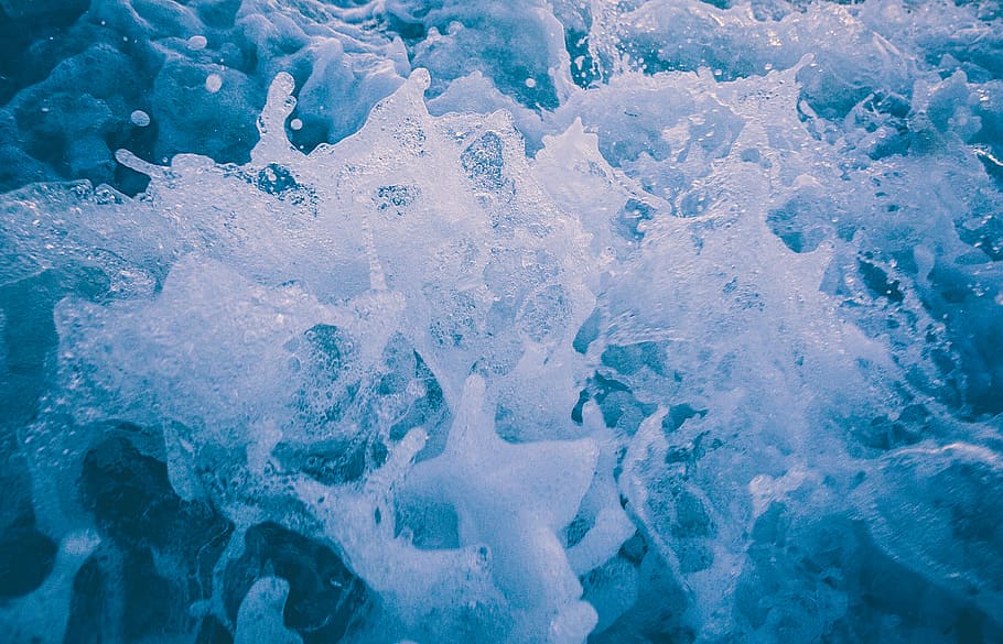 Vista de l'oceà, shorebreak, bombolles, les ones del mar, aigua, oceà, temperatura de fred, hivern, gel, marc complet, neu, congelat, fons, cap gent, naturalesa, bellesa a la natura, dia, primer pla, blau, a l'aire lliure, mar, patró, tranquil·litat, poder a la natura, cargol, puresa, 2K
