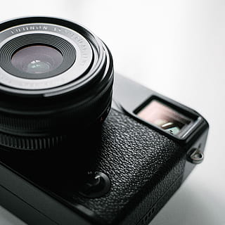 macchina fotografica nera, telecamera, elettronica, lenti della macchina fotografica, Camera digitale, copriobiettivo, cinghia, logo, marchio, simbolo, webcam, cerniera, mobilia, materasso, lettore di cassette, adattatore, videocamera, tastiera, bobina, spirale, stampino, tecnologia, temi fotografici, macchina fotografica - attrezzatura fotografica, obiettivo - strumento ottico, avvicinamento, in casa, girato in studio, attrezzatura fotografica, colore nero, natura morta, singolo oggetto, tecnologia wireless, sfondo bianco, nessuno, attrezzatura, vista dall'alto, concentrarsi sulle conoscenze acquisite, color argento, 2K, CC0, dominio pubblico, privo di copyright