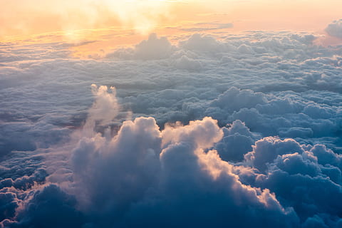 bulutlu, gökyüzü, gündüz, bulut, Güneş ışığı, cloudscape, gunes isigi, gün batımı, doğa, parlak, kabarık, mavi, Portakal, seyahat, uçuş, üstten görünüm, uçaktan görüntüleme, bulut - gökyüzü, doğada güzellik, manzaralar - doğa, huzur, pastoral, sakin sahne, havadan görünüş, insansız, cennet, turuncu renk, dramatik gökyüzü, açık havada, Güneş, yumuşaklık, yukarıdaki, 5K, CC0, kamu malı, telif ücretsiz