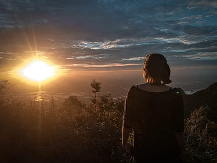 donna, nero, rosso, off-spalla, superiore, indietro, retroilluminato, nuvole, crepuscolo, sera, lago, paesaggio, natura, all'aperto, persona, silhouette, cielo, sole, luce del sole, tramonto, alberi, acqua, bellezza nella natura, una persona, retrovisore, nuvola - cielo, attività di svago, stili di vita, in piedi, la tranquillità, scenics - natura, persone reali, donne, scena tranquilla, scena non urbana, adulto, idilliaco, guardando a vista, riflesso lente, acconciatura, 4K, CC0, dominio pubblico, privo di copyright
