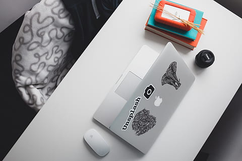 gümüş macbook açıldı, dizüstü, büro, kâğıt, lens, kitaplar, sabit disk, teknoloji, en az, düz yatıyordu, fare, minder, iç dizayn, çalışma alanı, sandalye, elma, unsplash, iş, istasyon, basit, yüksek açılı görünüş, tablo, içeriye, iletişim, Metin, insansız, batı yazısı, numara, kapatmak, natürmort, yaratıcılık, Sanat ve zanaat, bağ, mobilya, gevşeme, ofis, 5K, CC0, kamu malı, telif ücretsiz