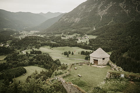 vuorenhuippu, hedge, kasvisto, aita, kasvi, hökkeli, maaseudun, luonto, rakennus, maaseutu, suoja, kota, ulkona, puu, havupuu, maisema, marjakuusi, vuori, harja, vuorijono, arkkitehtuuri, rakennuksen ulkoa, rakennettu rakenne, maisemat - luonto, talo, ympäristö, kauneus luonnossa, asuinalueella, korkea kulma, maa, päivä, vihreä väri, ei ihmisiä, 5K, CC0, public domain, rojaltivapaa