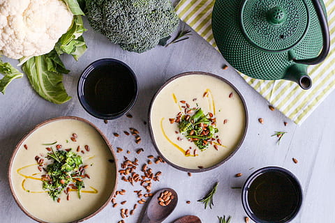 kogt suppe, mad og drikke, mad, sund kost, skål, velvære, friskhed, direkte over, høj vinkel visning, indendørs, bord, ingen mennesker, plade, grøntsag, spise redskaber, urt, plante, drikke, sund livsstil, ske, studio skud, glas, porcelæn, 5K, CC0, offentligt domæne, royaltyfrie