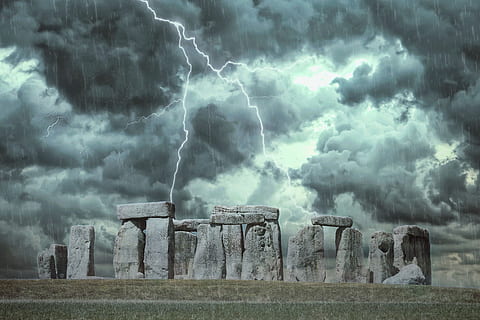 Stonehenge, céu dramático, tempestade, nuvens, chuva, relâmpago, fantasia, pré-história, Inglaterra, Grã-Bretanha, velho, antigo, arqueologia, ruínas, círculo, templo, construção, mistério, misterioso, nuvem - céu, céu, Nuvem de tempestade, trovoada, natureza, história, arquitetura, poder na natureza, estrutura construída, nublado, ninguém, o passado, meio Ambiente, panorama, poder, destinos de viagem, ao ar livre, civilização antiga, sinistro, 2K, CC0, domínio público, royalty free