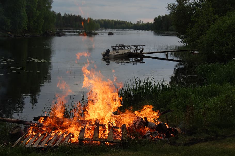 táborák, letní slunovrat, oheň, plamen, letní, teplo, hořící, požár - přírodní jev, teplota - teplota, voda, Příroda, strom, rostlina, jezero, venku, nikdo, odraz, nebe, kouř - fyzikální struktura, den, řeřavý, dřevo - materiál, 2K