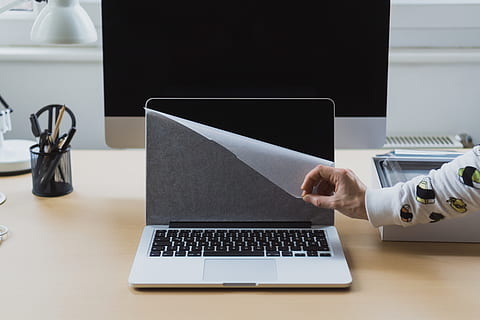 äpple, flap, dator, uppackning, arbetsyta, mac, bärbar dator, minimal, tabell, kommunikation, teknologi, inomhus, förbindelse, trådlös teknik, en person, mänsklig kroppsdel, mänsklig hand, hand, använder laptop, skrivbord, företag, möbel, kontor, vuxen, närbild, finger, 5K, CC0, offentligt domän, royaltyfria