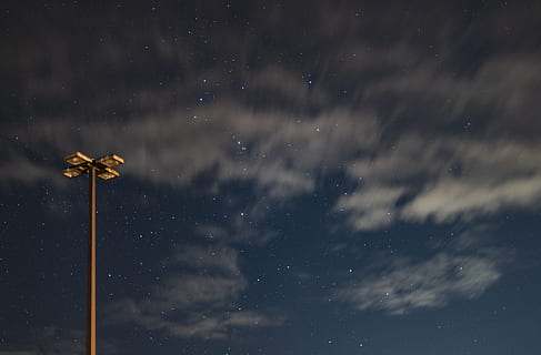 šedá věž světla, Příroda, venku, noc, astronomie, vesmír, prostor, nebe, helikoptéra, přeprava, letadlo, vozidlo, zimní, budova, hvězd, pohyb, hnutí, astro fotografování, astro, noční obloha, hvězda - prostor, nízký úhel pohledu, hvězda, nikdo, galaxie, scenics - příroda, hvězdné pole, krása v přírodě, mrak - nebe, nekonečno, souhvězdí, Věda, sněží, prostor a astronomie, 5K, CC0, veřejná doména, bez autorských práv