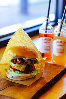 hamburger, hnědý, dřevěný, prkno, hovězí, lahví, chléb, drdol, sýr, cheeseburger, detail, Lahodné, nápoje, Fast Food, jídlo, listový salát, maso, sendvič, Svačina, brčka, Chutný, rajče, zeleniny, báječný, jídlo a pití, nezdravé stravování, stůl, připraven jíst, stálý život, svěžest, kontejner, zaměřit se na popředí, uvnitř, dřevo - materiál, láhev, nikdo, vyndat jídlo, záliba, 1080P, CC0, veřejná doména, bez autorských práv