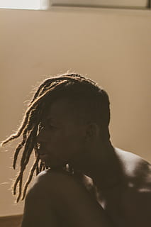 man, vilar, huvud, knä, bakgrundsbelyst, dreadlocks, person, huvudskott, porträtt, en person, inomhus, närbild, vuxen, frisyr, ung vuxen, hår, riktiga människor, bar överkropp, ser, livsstilar, mitten av vuxen, solljus, begrundande, natur, mänskligt hår, depression - sorg, 4K, CC0, offentligt domän, royaltyfria