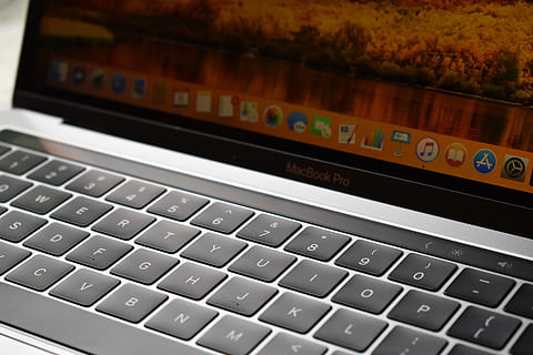 počítač, jablko, macintosh, mac, laptop, kancelář, technologie, pracovní, obrazovka, klávesnice, Internet, digitální, sdělení, text, bezdrátové technologie, spojení, počítačové vybavení, číslo, detail, nikdo, uvnitř, počítačová klávesnice, západní skript, přenosné informační zařízení, dopis, velké písmeno, počítačovou část, abeceda, klíč počítače, 5K, CC0, veřejná doména, bez autorských práv