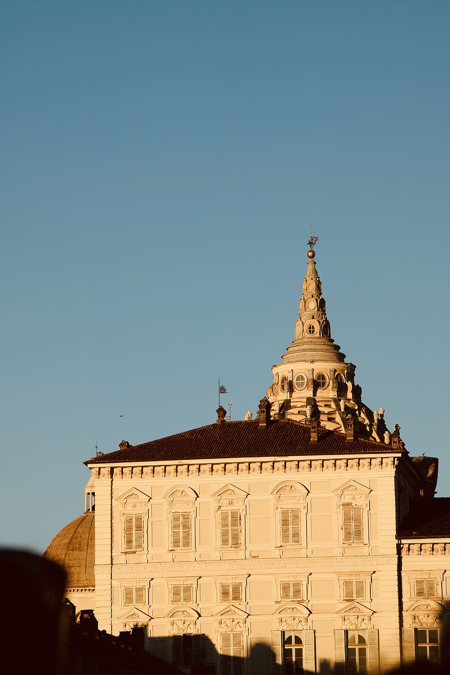 Turin, Gebäudehülle, die Architektur, gebaute Struktur, klarer Himmel, Himmel, Reiseziele, die Vergangenheit, Reise, Geschichte, Gebäude, Tourismus, kopieren sie platz, Natur, Flachwinkelansicht, keine Leute, Religion, Anbetungsstätte, Glauben, Blau, Spiritualität, draußen, Turm, aufwendig, 5K