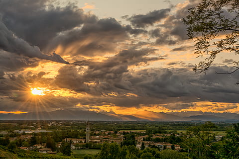 apus de soare, cu iluminare din spate, nori, zori de zi, dramatic, răsărit, nor - cer, cer, scenice - natura, frumusețe în natură, natură, o scenă liniștită, mediu inconjurator, nici o persoana, lumina soarelui, peisaj, liniște, culoare portocalie, plantă, soare, idilic, rază de soare, Munte, arhitectură, copac, în aer liber, 5K, CC0, domeniu public, fără drepturi de autor
