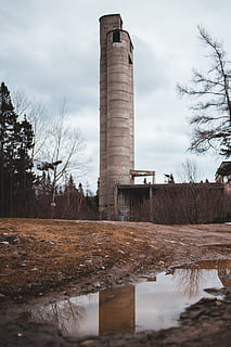 Gebäude, die Architektur, Pfütze, Turm, Leuchtturm, Leuchtfeuer, Monument, Säule, Wasserturm, Kontrollturm, Obelisk, Boden, Kirchturm, Observatorium, Glockenturm, Fahrzeug, Flugzeug, gebaute Struktur, Himmel, Wasser, wolke - himmel, Gebäudehülle, Baum, Pflanze, keine Leute, Natur, Reflexion, Tag, Fabrik, kahler Baum, Schornstein, Industrie, draußen, See, architektonische Säule, Verschmutzung, Luftverschmutzung, Kühlturm, 4K, CC0, gemeinfrei, lizenzfrei
