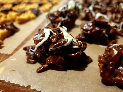 cookie, nibble, sweet, delicious, cookies, bake, christmas cookies, pastries, small cakes, christmas, eat, christmas time, food, food and drink, sweet food, chocolate, indulgence, freshness, close-up, dessert, temptation, indoors, still life, selective focus, brown, unhealthy eating, baked, no people, ready-to-eat, focus on foreground, table, snack, baked pastry item, chocolate cake, french food, 4K, CC0, public domain, royalty free