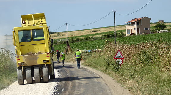 lavoro, strada, costruzione, toppa, traffico, macchina, difficile, riparazione, mezzi di trasporto, cartello, cielo, natura, giorno, città, veicolo terrestre, struttura costruita, cielo sereno, pianta, segnale stradale, modo di trasporto, luce del sole, comunicazione, all'aperto, cavo, albero, esterno dell'edificio, elettricità, 4K, CC0, dominio pubblico, privo di copyright