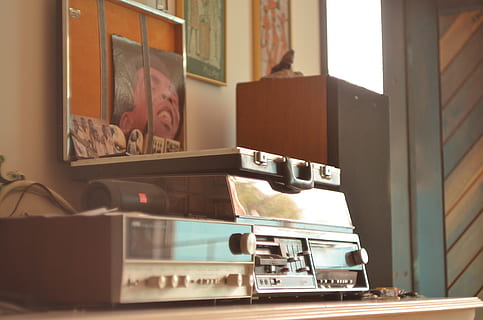grigio, componente stereo, tavolo al chiuso, tecnologia, in casa, in stile retrò, nessuno, temi fotografici, avvicinamento, cultura artistica e intrattenimento, interno di casa, vecchio, giorno, comunicazione, tavolo, attrezzature domestiche, finestra, connessione, macchina fotografica - attrezzatura fotografica, musica, nostalgia, 4K, CC0, dominio pubblico, privo di copyright