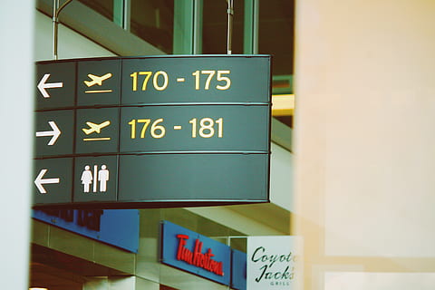 senyalització grisa, símbol, aeroport, signe, marcador, text, terminal, terminal de l’aeroport, senyal de trànsit, nombre, alfabet, Overwatch, símbol de reciclatge, comercial, posada, hotel, edifici, universitat, monitor, electrònica, pantalla lcd, comunicació, guió occidental, informació, a l'interior, cap gent, arquitectura, signe d'informació, orientació, estructura construïda, guió, dia, script no occidental, primer pla, símbol de fletxa, funció de construcció de parets, vidre - material, missatge, 4K, CC0, domini públic, lliure de regalies