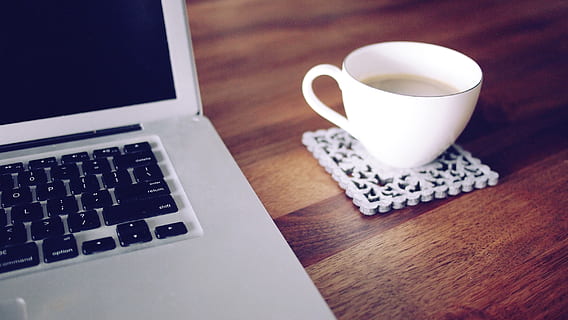 apel, macbook, laptop, komputer, teknologi, kayu, meja tulis, kopi, cangkir, coaster, bisnis, kantor, meja, minum, teknologi nirkabel, minuman, koneksi, cangkir kopi, makanan dan minuman, komunikasi, perangkat komputer, dalam ruangan, teh, teh - minuman panas, keyboard, kopi - minum, minuman panas, cangkir teh, tidak ada orang, balapecah, sarapan, 1080P, CC0, domain publik, bebas royalti
