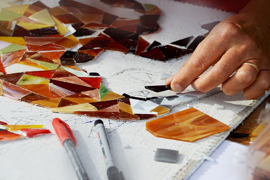 artesanies, mà, decoració, element, artesà, treballar, muntatge, creatiu, club, Associació, aficions, imaginació, creativitat, activitat, art decoratiu, fragments, pierre, colorit, correu electrònic, vidre, ceràmica, raons, xifres, material, tessel·les, mà humana, part del cos humà, paper, una persona, art i artesania, persones reals, a l'interior, artesania, taula, celebració, primer pla, estils de vida, vista d’angle alt, part del cos, multicolor, raspall, dit, 2K