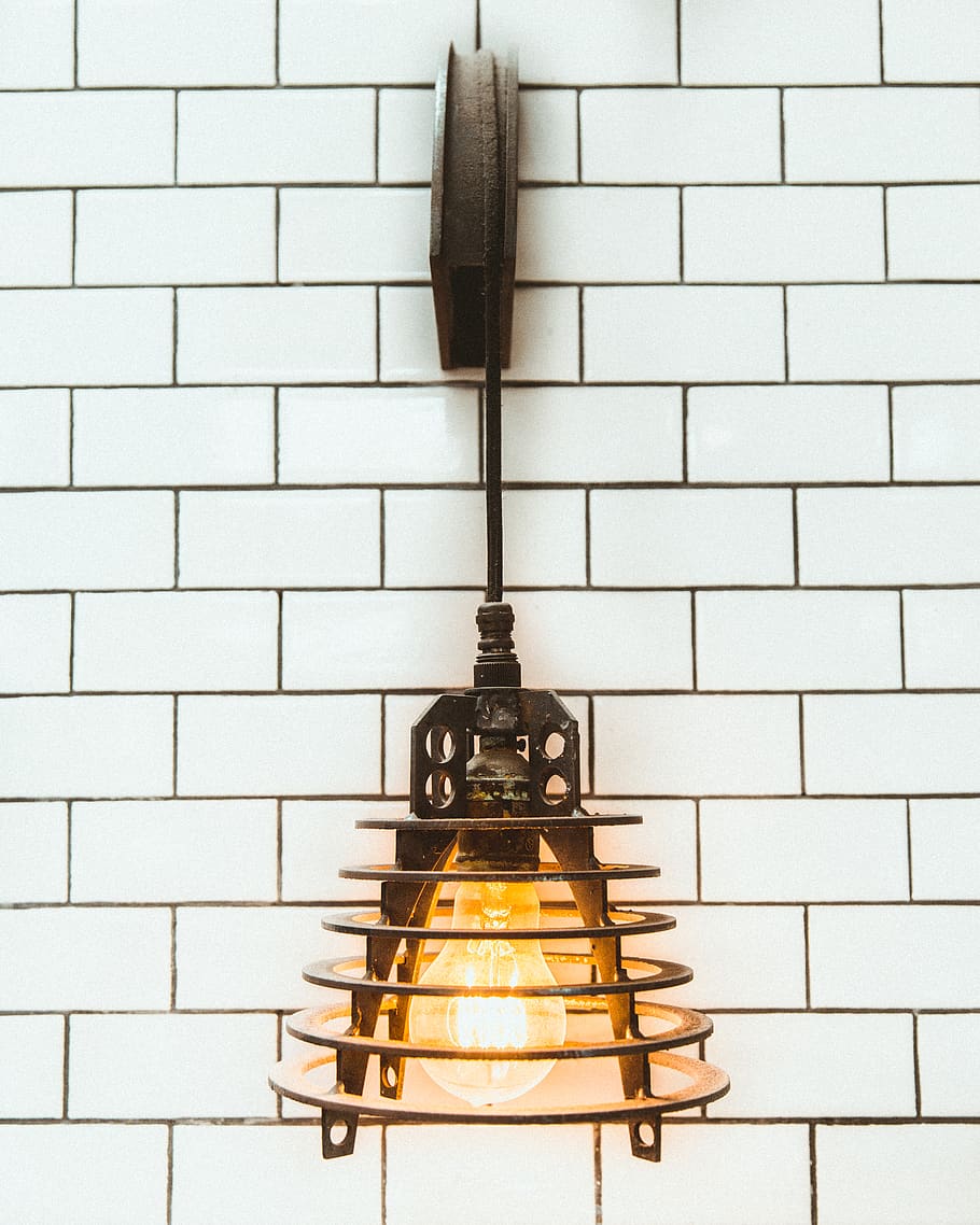 brillant, idea, encendre, interruptor, treball, taller, industrial, maó, blanc, rajola, llum penjant, bombeta edison, bombeta, flaix, llum, cap gent, equips d’il·luminació, funció de construcció de parets, a l'interior, patró, penjant, paret, electricitat, primer pla, arquitectura, llum elèctrica, il·luminat, paret de maó, estructura construïda, natura morta, vista d’angle baix, metall, sostre, 2K