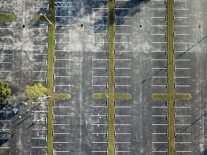 parkeer veld, dag, geen mensen, architectuur, ingebouwde structuur, natuur, buitenshuis, fabriek, groei, buitenkant van het gebouw, volledig kader, achtergronden, stad, glas - materiaal, muur - bouwfunctie, straat, venster, patroon, vervoer, hoge hoekmening, gebouw, 4K, CC0, publiek domein, royaltyvrij
