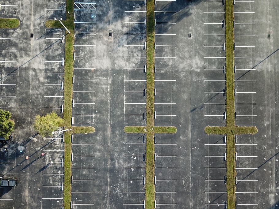 campo di parcheggio, giorno, nessuno, architettura, struttura costruita, natura, all'aperto, pianta, crescita, esterno dell'edificio, fotogramma intero, sfondi, città, vetro - materiale, caratteristica della parete, strada, finestra, modello, mezzi di trasporto, vista dall'alto, costruzione, 4K
