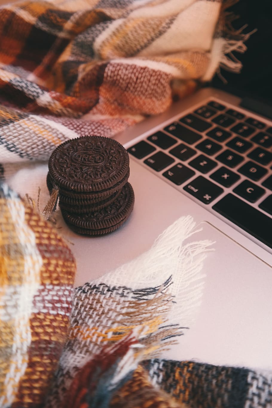 tecnologia, acollidor, fred, hivern, bufanda, fusta, taula, espai de treball, ordinador, escriptori, PC, poma, mac, teclat, portàtil, primer pla, oreo, cookies, menjar, a l'interior, cap gent, natura morta, enfocament selectiu, vista d’angle alt, comunicació, tecnologia sense fils, grup d'objectes, mobles, patró, tèxtil, connexió, interior de casa, menjar i beguda, centrar-se en primer pla, 5K
