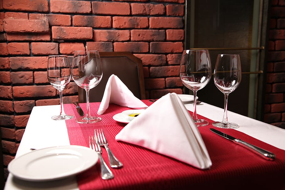 vi, taula, luxe, menjar, Copa de vi, restaurant, endins, articles de vidre, beure, coberts, hotel, alcohol, elegant, a l'interior, cadira, vidre, menjar i beguda, refresc, copa, equipament per a la llar, configuració de lloc, placa, negocis, configuració, vidre - material, tovalló, utensili per menjar, vermell, vi negre, maó, cap gent, vaixella, ganivet de taula, 5K