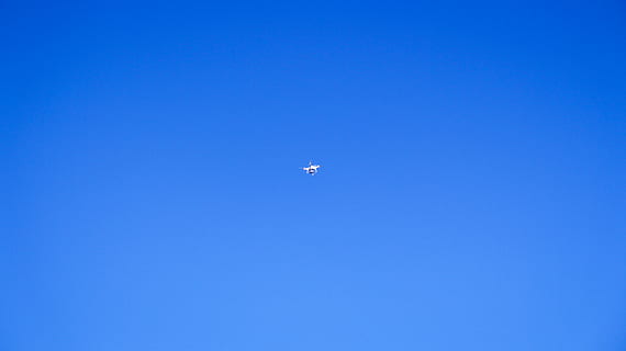 fuco, vento, nube, Candido, djimavicpro, cielo, blu, Inquadratura dal basso, volante, cielo sereno, nessuno, mezzi di trasporto, copia spazio, veicolo aereo, bellezza nella natura, modo di trasporto, natura, mezz'aria, giorno, all'aperto, movimento, aereo, scenics - natura, viaggio, sfondo colorato, sfondo blu, 5K, CC0, dominio pubblico, privo di copyright