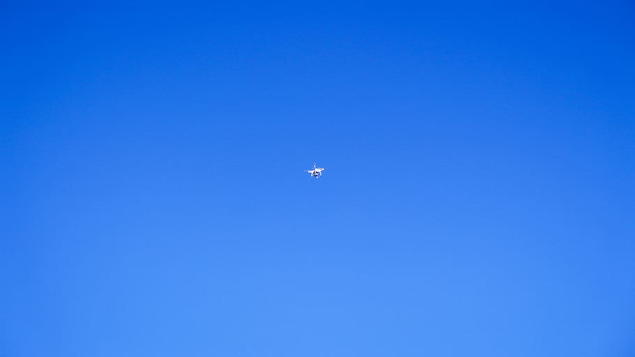 drone, vent, núvol, sincera, djimavicpro, cel, blau, vista d’angle baix, volant, cel clar, cap gent, transport, còpia espai, vehicle aeri, bellesa a la natura, manera de transport, naturalesa, a l'aire, dia, a l'aire lliure, moviment, avió, escenics - natura, viatjar, fons de colors, fons blau, 5K