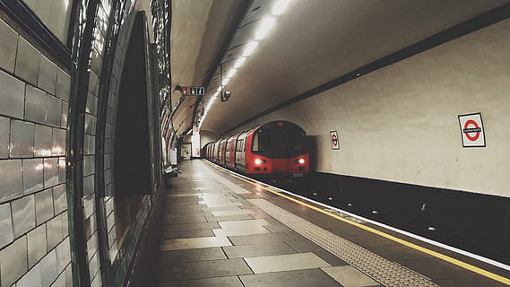 kırmızı tren, toplu taşıma, raylı ulaşım, ulaşım modu, taşımacılık, metro istasyonu, mimari, aydınlatılmış, içeriye, tren, tren - araç, metro, ileriye giden yol, Izlemek, insansız, seyahat, metro treni, yolcu treni, ışık, tavan, platform, istasyon, 4K, CC0, kamu malı, telif ücretsiz
