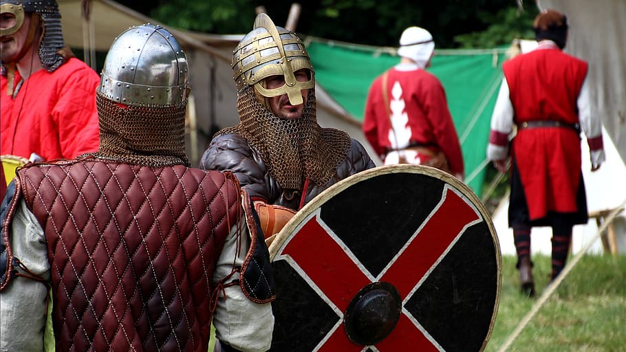 human, rustning, skjold, ror, krig, våben, festival, middelalderen, rød, menneskelig repræsentation, tøj, dag, gruppe, repræsentation, fokus på forgrunden, bagfra, militær, gruppe af mennesker, mandlig lighed, uniform, medium gruppe af mennesker, traditionelle tøj, rigtige mennesker, skulptur, Kunst og håndværk, historie, fortiden, mennesker, regering, 5K