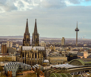 vista de la aguja espacial, edificio, arquitectura, aguja, torre, campanario, ciudad, metrópoli, urbano, pueblo, catedral, Iglesia, al aire libre, naturaleza, céntrico, paisaje, Alto, barrio, vista aérea, edificio de oficinas, estructura construida, exterior del edificio, cielo, paisaje urbano, destinos de viaje, religión, nube - cielo, lugar de adoración, turismo, creencia, viaje, espiritualidad, día, nadie, altura maxima, edificio de oficinas exterior, rascacielos, 4K, CC0, dominio público, libre de derechos