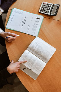 persona che tiene la penna, calcolo, dati, documento, formazione scolastica, finanza, informazione, lavoro d'ufficio, ricerca, scrittura, tavolo, in casa, mano umana, carta, persone reali, vista dall'alto, una persona, mano, parte del corpo umano, detenzione, donne, adulto, penna, comunicazione, legno - materiale, attività commerciale, parte del corpo, dito, 5K, CC0, dominio pubblico, privo di copyright