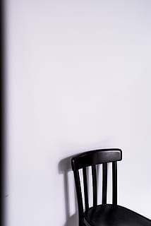 sedia nera vuota, sedia, posto a sedere, copia spazio, in casa, nessuno, assenza, vuoto, natura morta, semplicità, tavolo, avvicinamento, girato in studio, singolo oggetto, Colore bianco, caratteristica della parete, sfondo bianco, bianca, interno di casa, gruppo di oggetti, ritagliare, pulito, 5K, CC0, dominio pubblico, privo di copyright